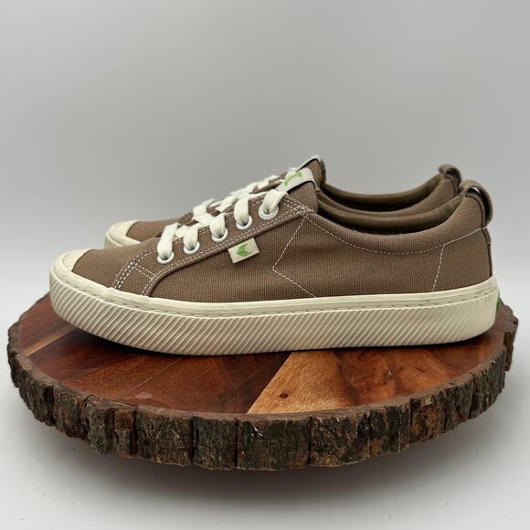 Cariuma OCA Low Canvas Sneakers Sand Size 8 Comfort Shoe Preppy Minimalist EUC - Picture 1 of 8